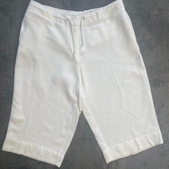 Pants - Tweeds White linen shorts with drawstring waist and pockets. Size: 6